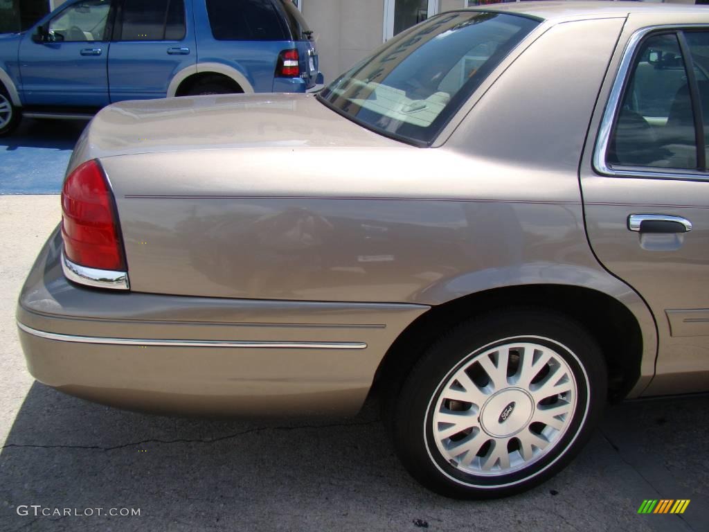 2004 Crown Victoria LX - Arizona Beige Metallic / Medium Parchment photo #23