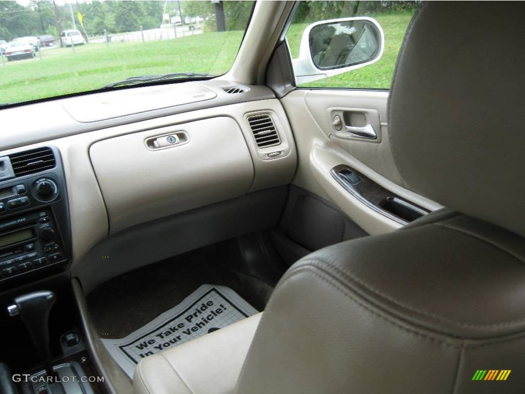 2002 Accord EX V6 Sedan - Taffeta White / Ivory photo #12