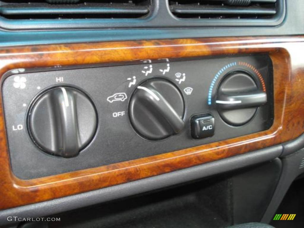 1997 Grand Cherokee Laredo - Flame Red / Agate Black photo #13
