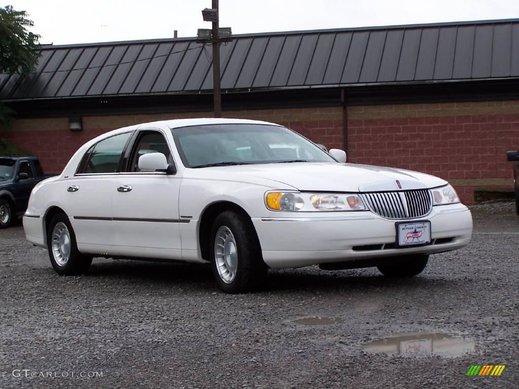2000 Town Car Executive - Vibrant White / Light Graphite photo #3