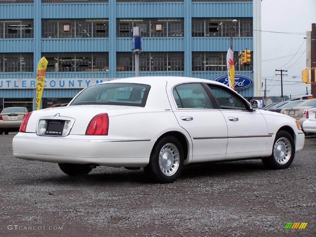 2000 Town Car Executive - Vibrant White / Light Graphite photo #4