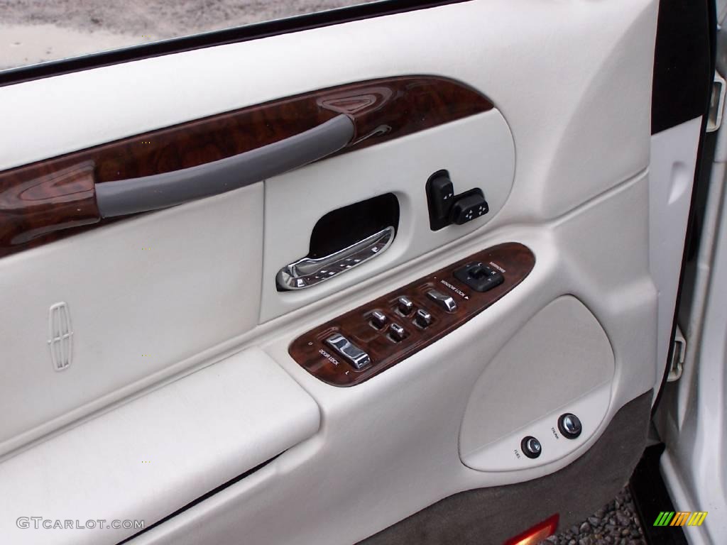 2000 Town Car Executive - Vibrant White / Light Graphite photo #10
