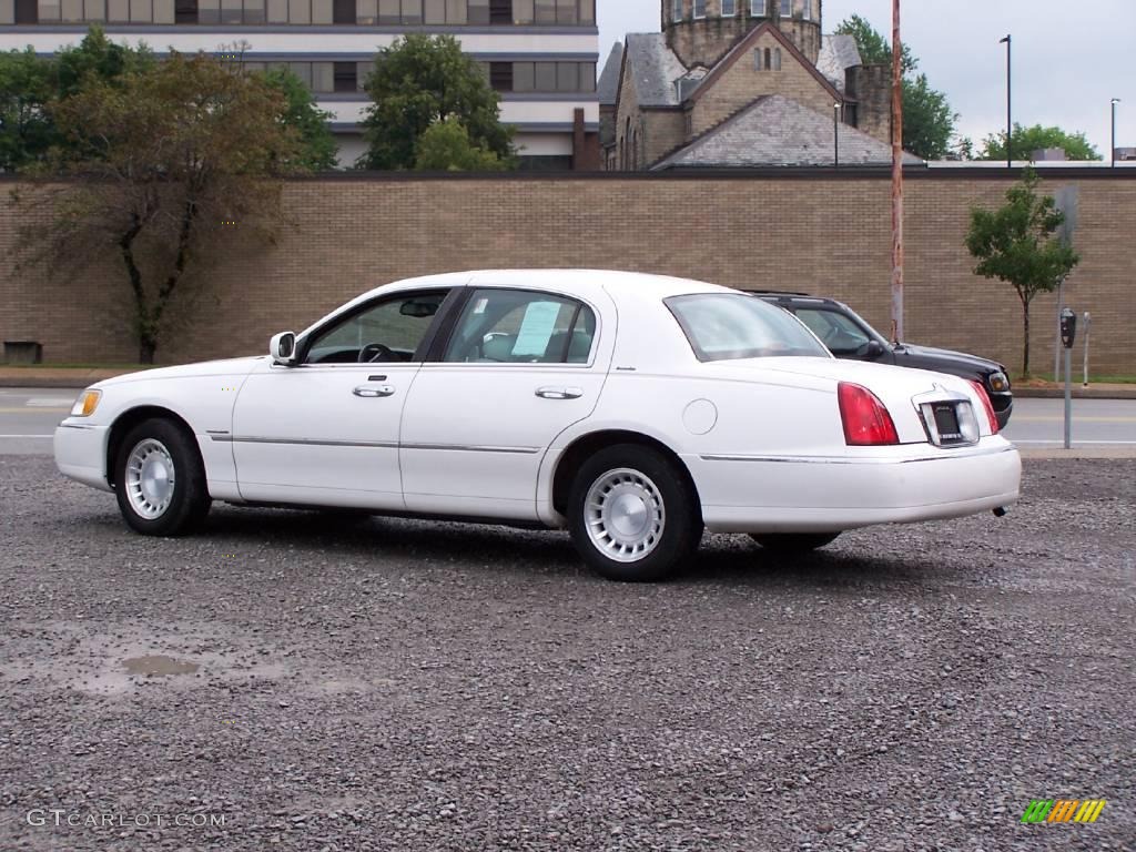 2000 Town Car Executive - Vibrant White / Light Graphite photo #11
