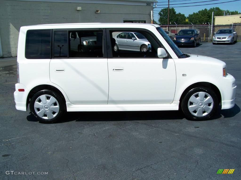 2006 xB  - Polar White / Dark Charcoal photo #3