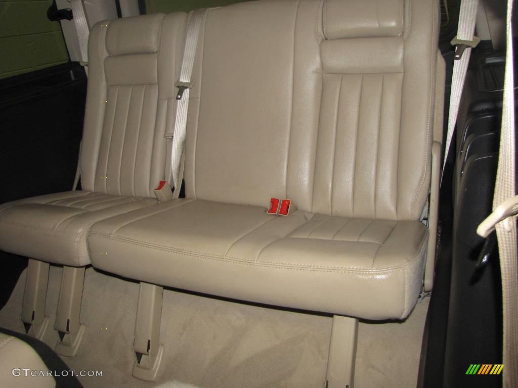 2006 Navigator Luxury 4x4 - Oxford White / Camel photo #13