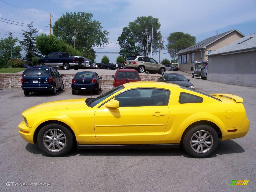 2005 Mustang V6 Deluxe Coupe - Screaming Yellow / Dark Charcoal photo #6