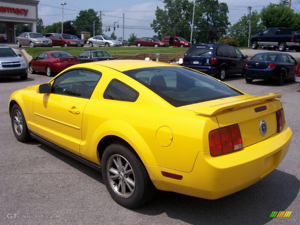 2005 Mustang V6 Deluxe Coupe - Screaming Yellow / Dark Charcoal photo #7