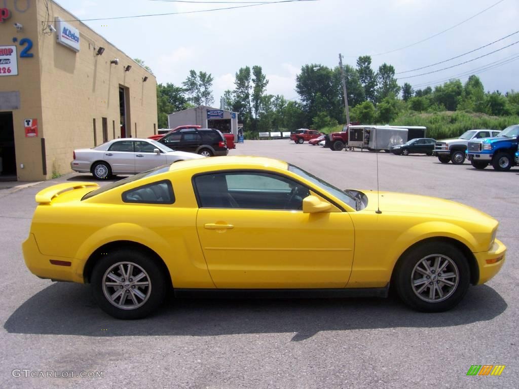 2005 Mustang V6 Deluxe Coupe - Screaming Yellow / Dark Charcoal photo #10