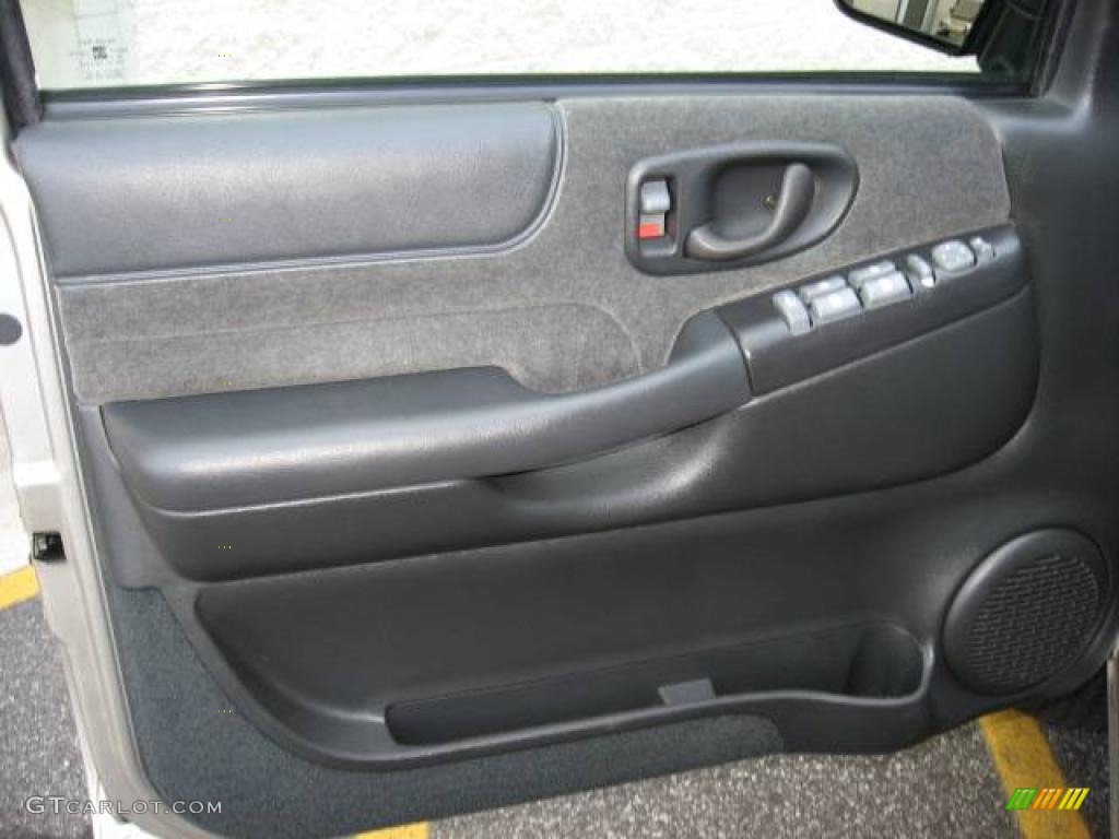 2002 Blazer LS 4x4 - Light Pewter Metallic / Graphite photo #50