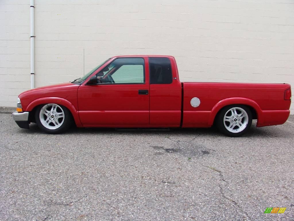 2002 S10 LS Extended Cab - Victory Red / Graphite photo #2