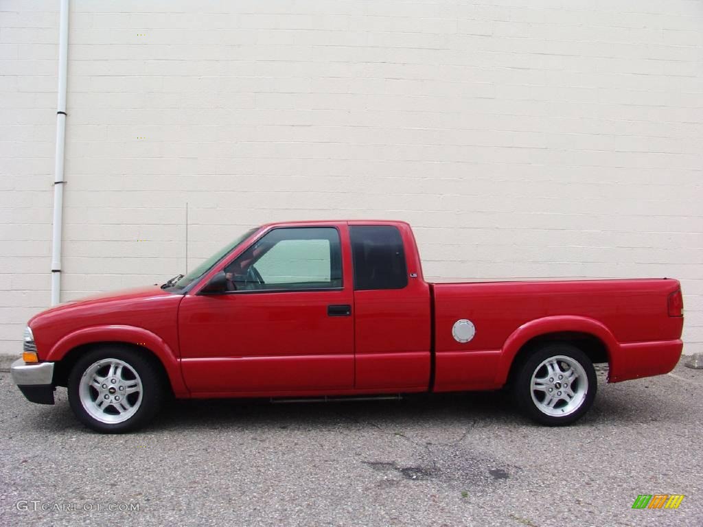 2002 S10 LS Extended Cab - Victory Red / Graphite photo #4