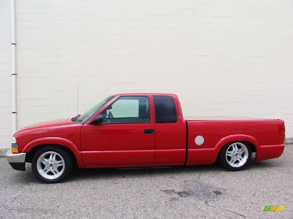 2002 S10 LS Extended Cab - Victory Red / Graphite photo #5