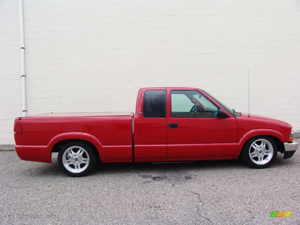 2002 S10 LS Extended Cab - Victory Red / Graphite photo #6
