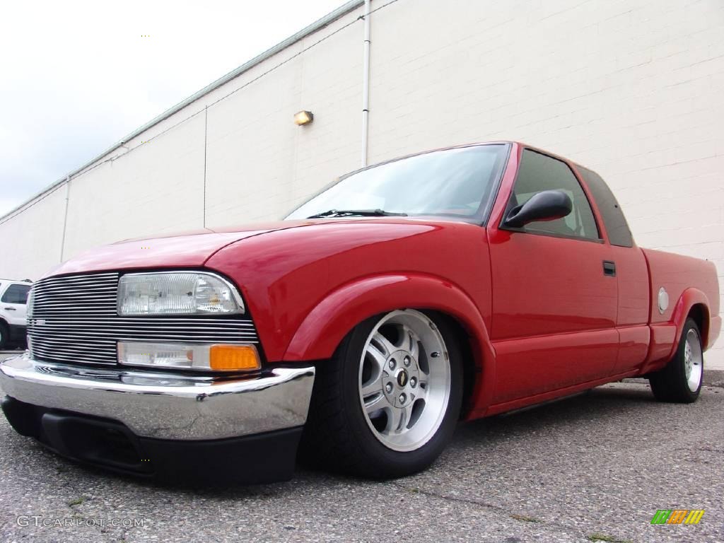 2002 S10 LS Extended Cab - Victory Red / Graphite photo #9