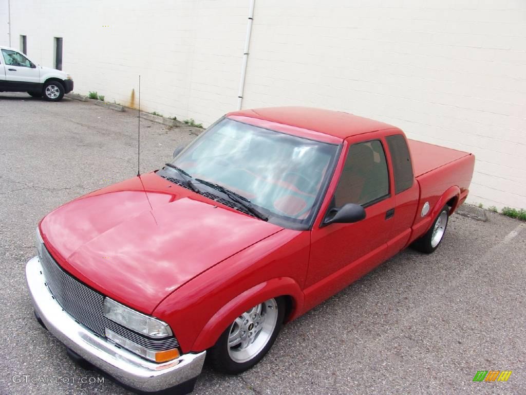 2002 S10 LS Extended Cab - Victory Red / Graphite photo #10