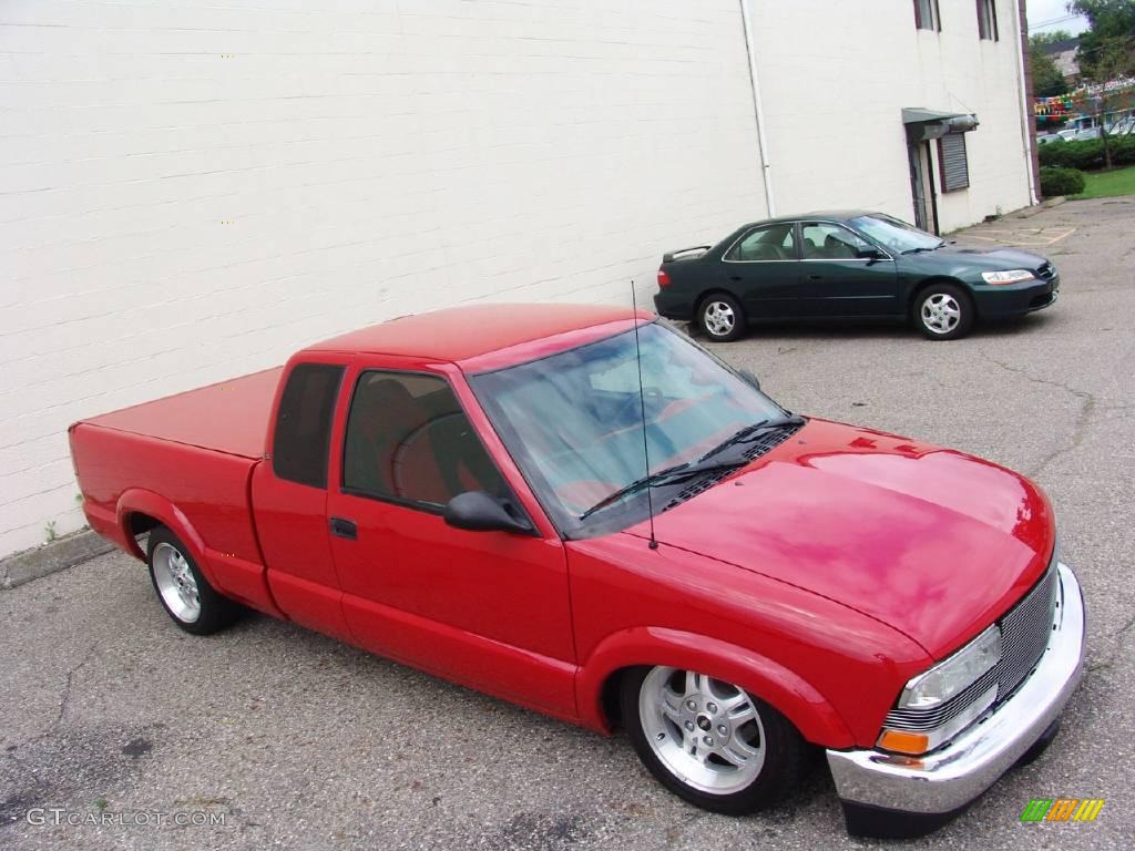 2002 S10 LS Extended Cab - Victory Red / Graphite photo #11