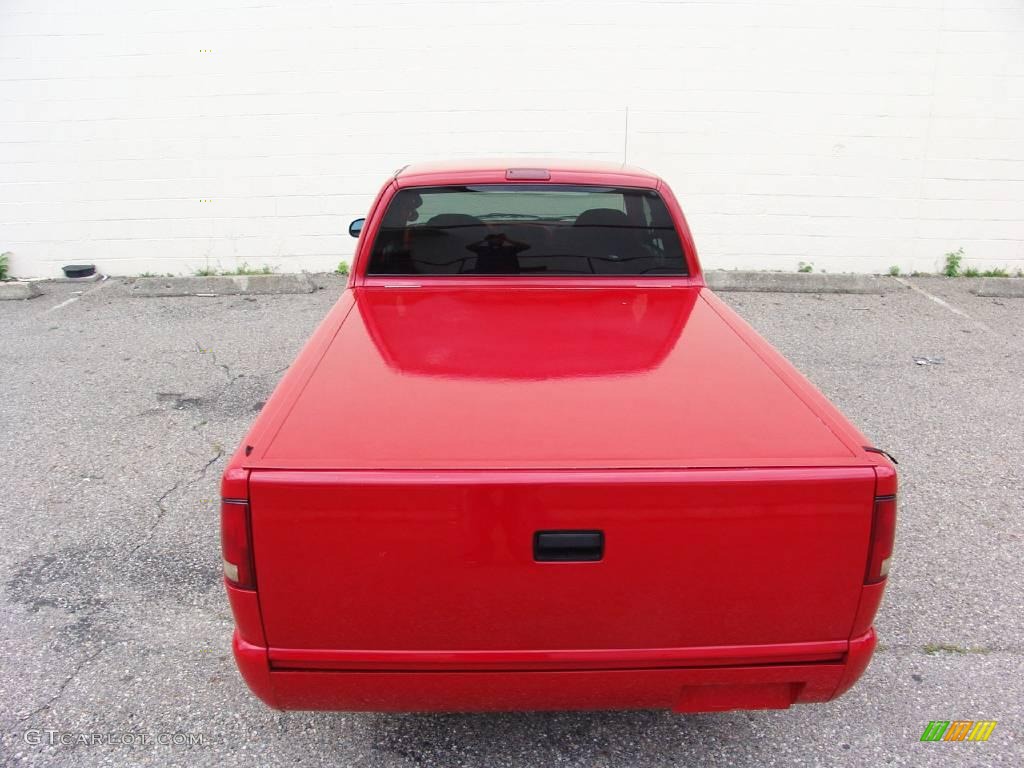 2002 S10 LS Extended Cab - Victory Red / Graphite photo #13