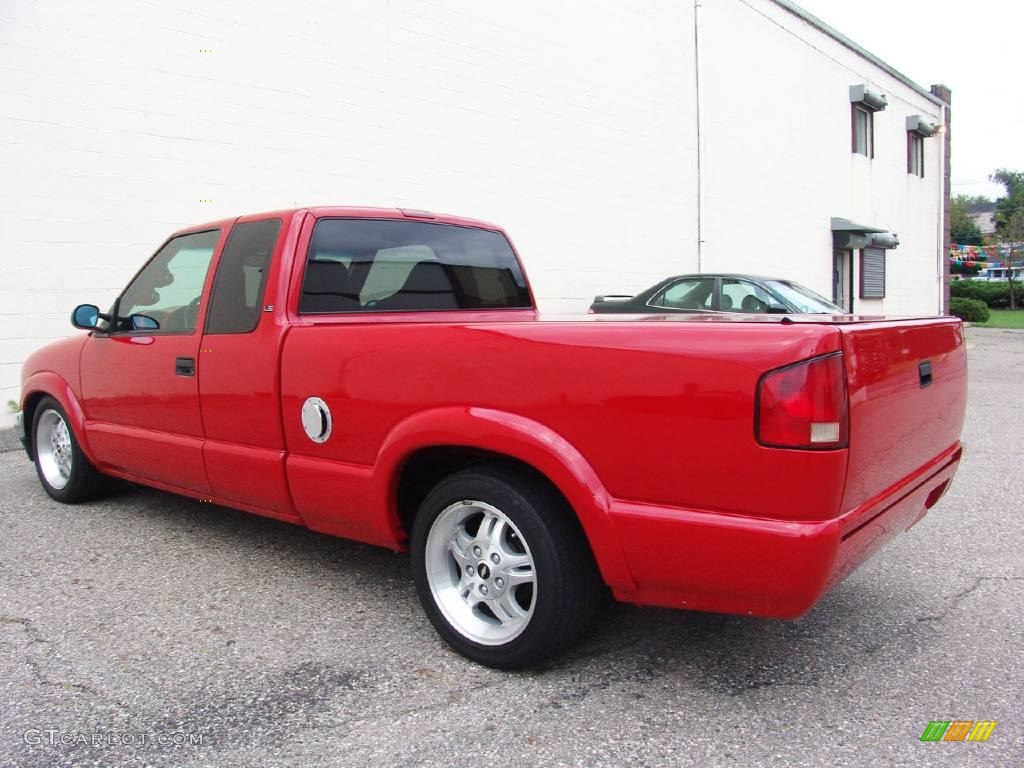 2002 S10 LS Extended Cab - Victory Red / Graphite photo #15