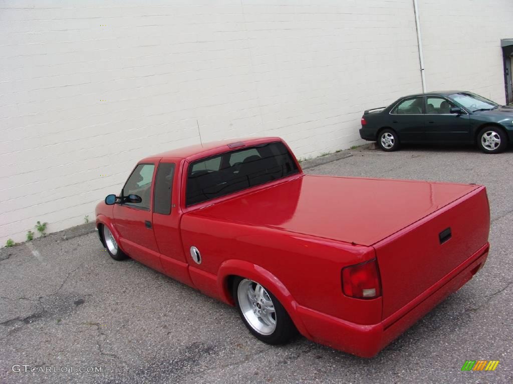 2002 S10 LS Extended Cab - Victory Red / Graphite photo #16
