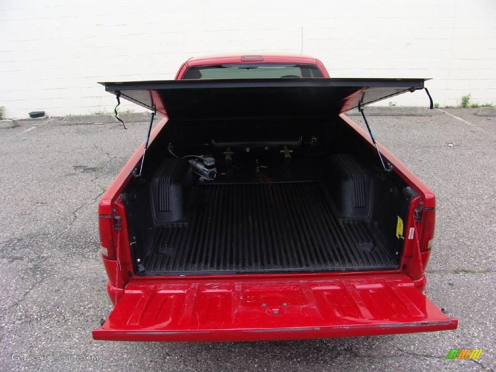2002 S10 LS Extended Cab - Victory Red / Graphite photo #21