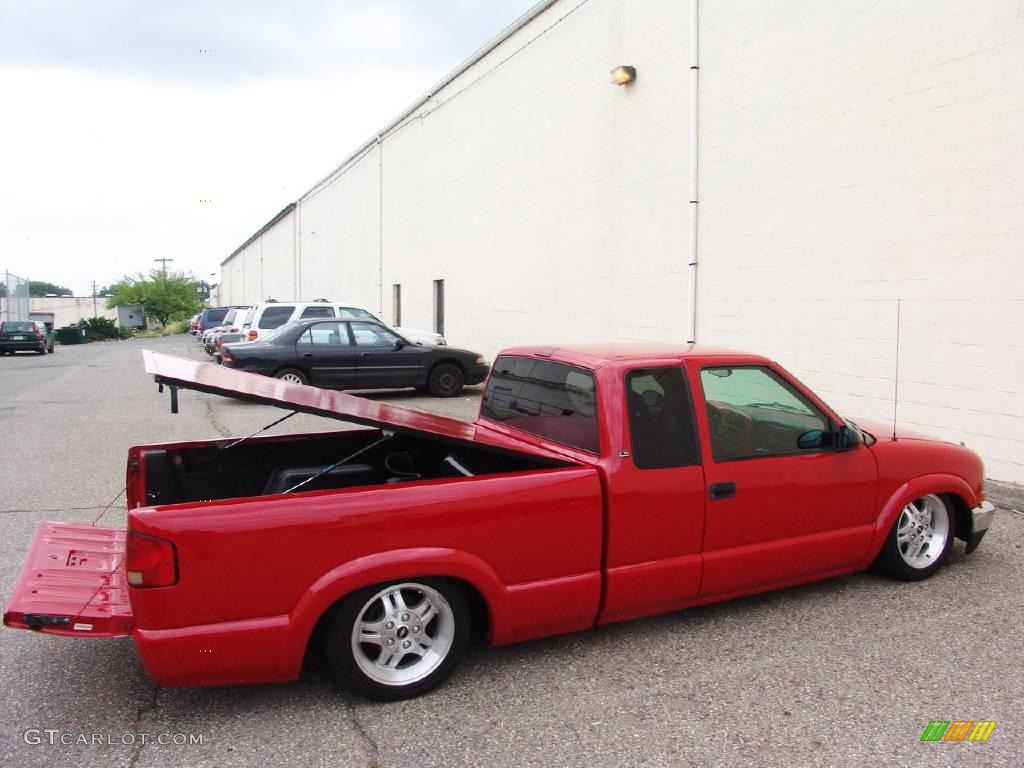 2002 S10 LS Extended Cab - Victory Red / Graphite photo #25
