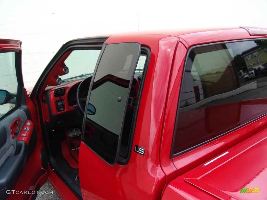 2002 S10 LS Extended Cab - Victory Red / Graphite photo #33