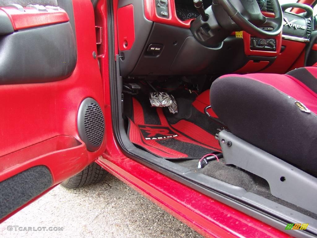 2002 S10 LS Extended Cab - Victory Red / Graphite photo #39