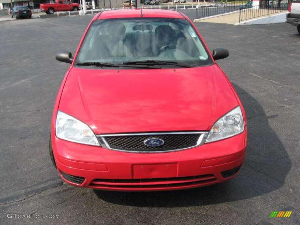 2005 Focus ZX4 SE Sedan - Infra-Red / Dark Flint/Light Flint photo #5