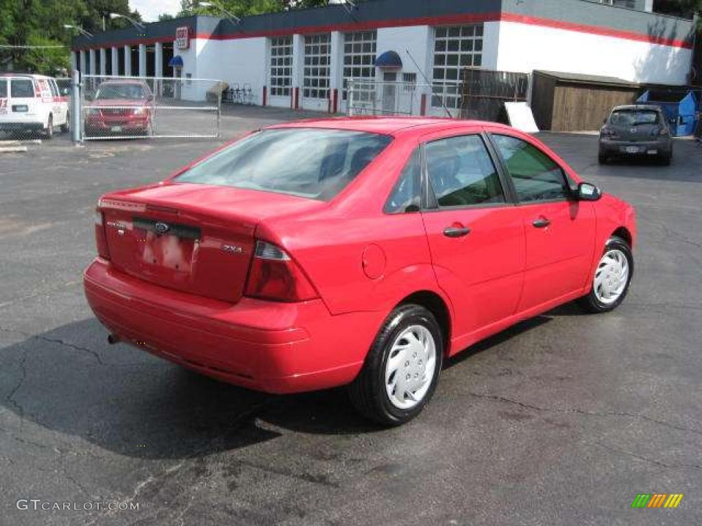 2005 Focus ZX4 SE Sedan - Infra-Red / Dark Flint/Light Flint photo #7