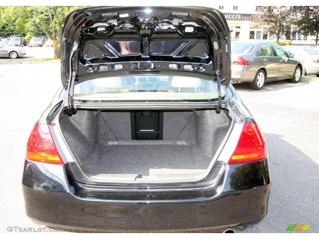 2006 Accord SE Sedan - Nighthawk Black Pearl / Ivory photo #7