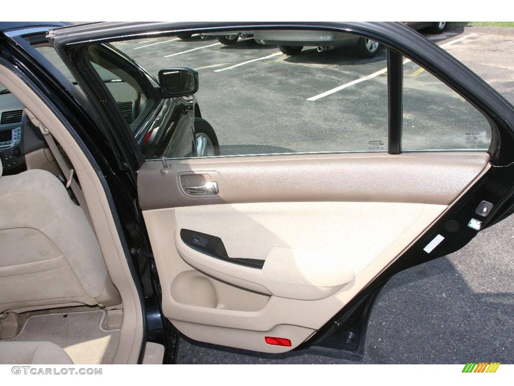 2006 Accord SE Sedan - Nighthawk Black Pearl / Ivory photo #14