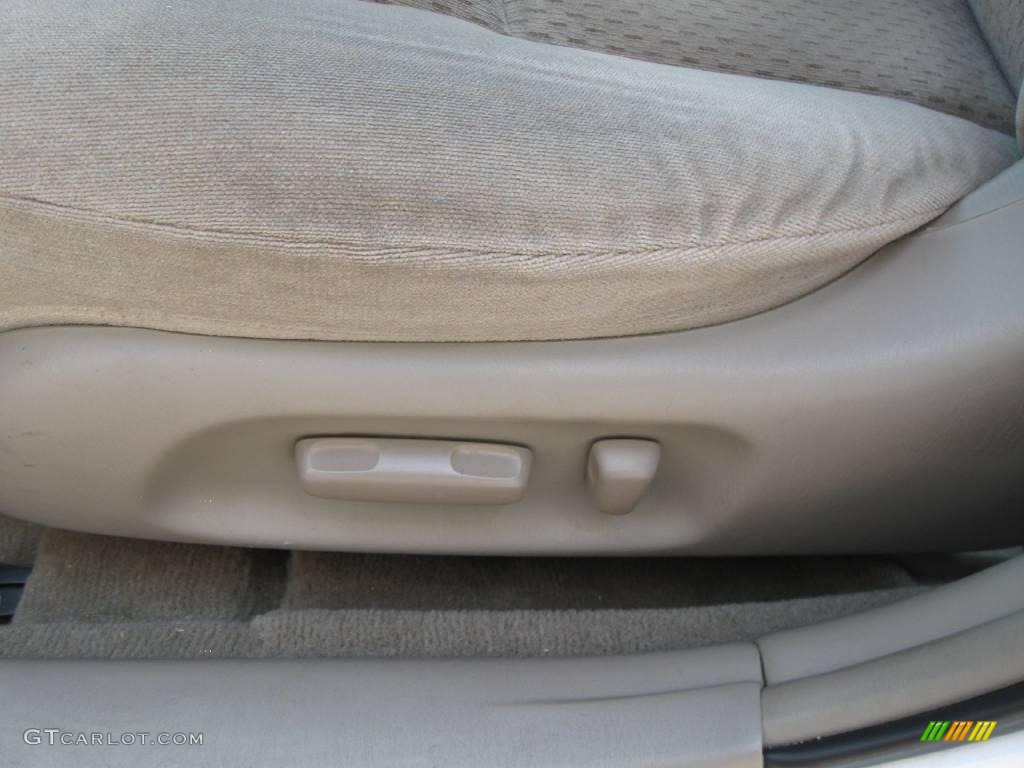 2003 Camry LE - Super White / Taupe photo #6