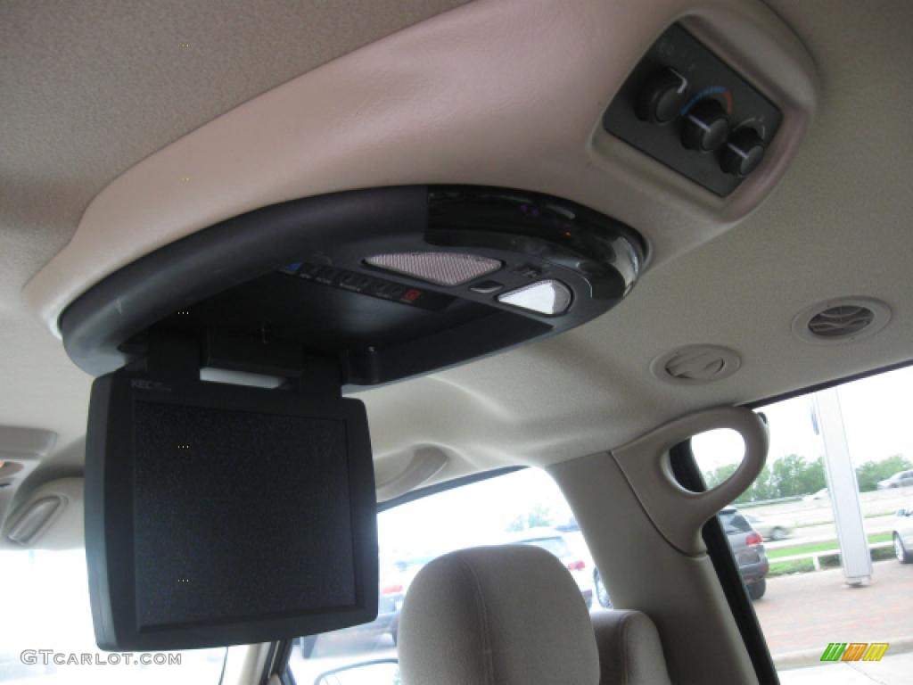 2003 Suburban 2500 LS - Light Pewter Metallic / Tan/Neutral photo #11