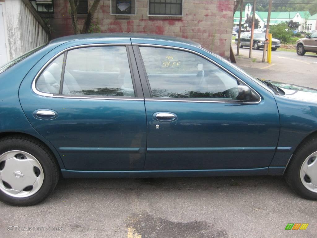 1995 Altima GXE - Green / Grey photo #13