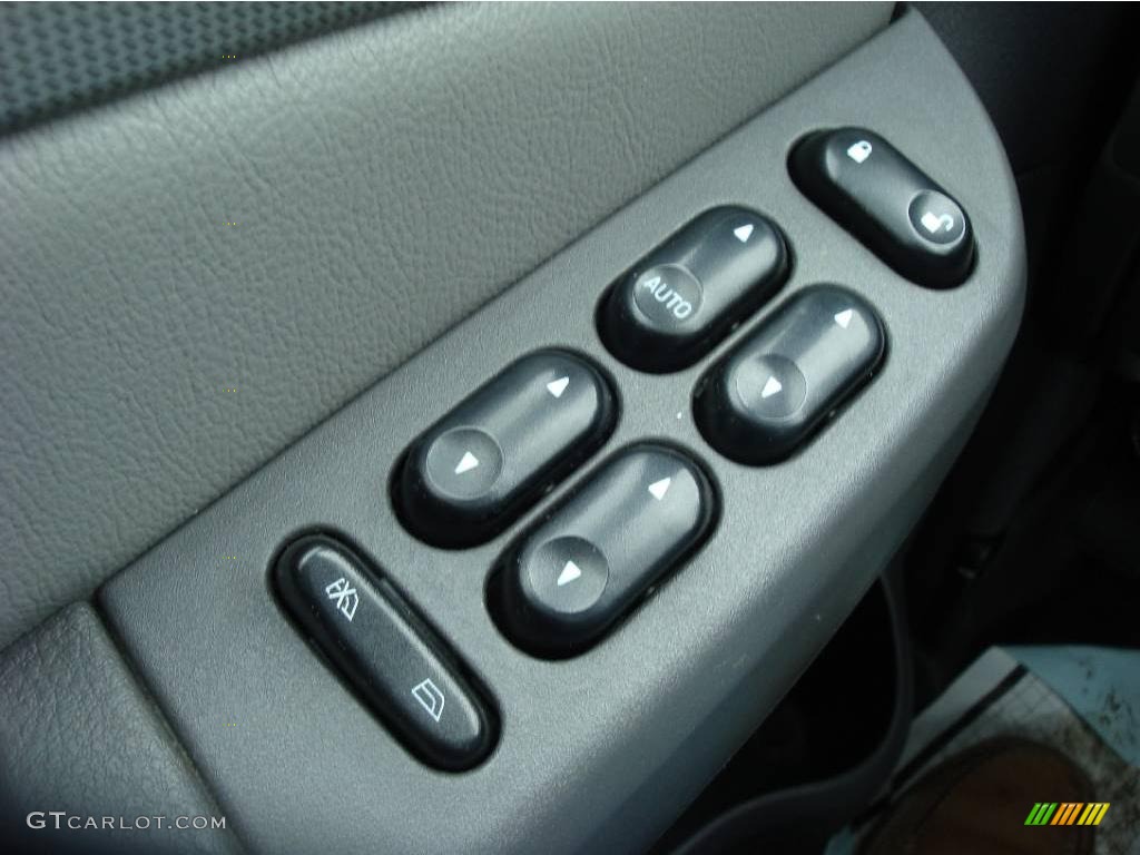 2004 Explorer XLT 4x4 - Black / Graphite photo #19