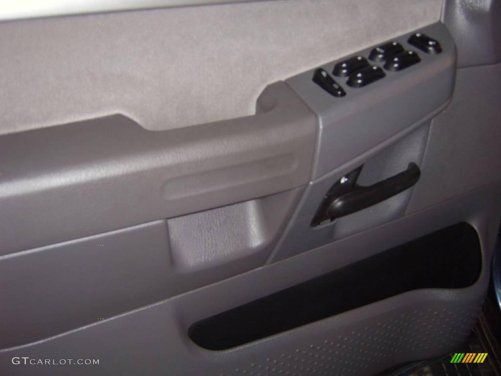 2004 Explorer XLT - Medium Wedgewood Blue Metallic / Gray photo #17