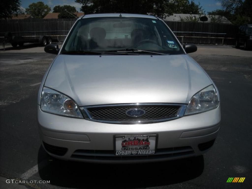 2005 Focus ZX4 S Sedan - CD Silver Metallic / Dark Flint/Light Flint photo #2