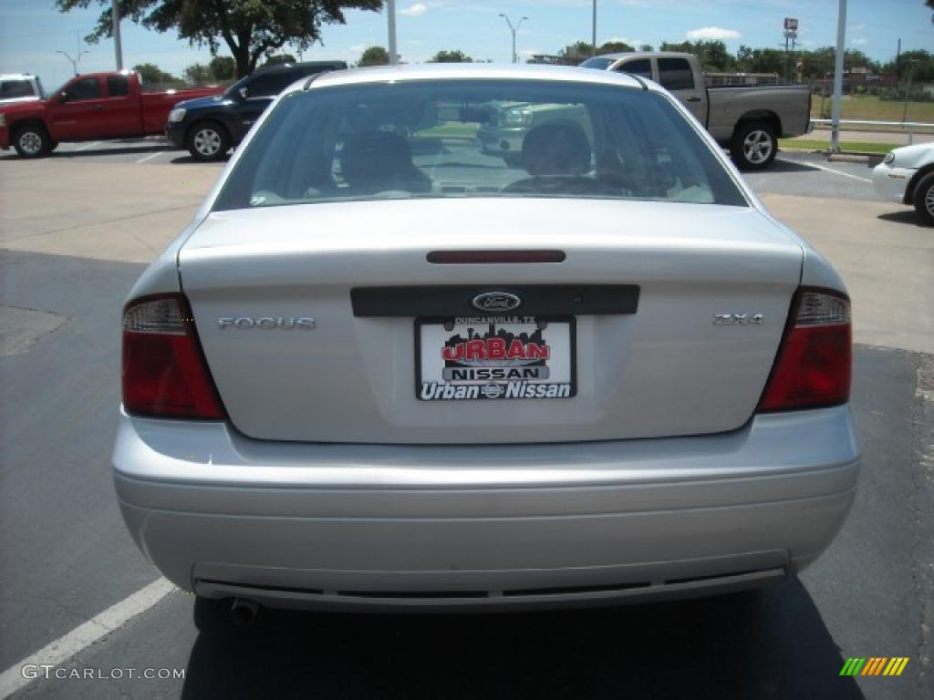 2005 Focus ZX4 S Sedan - CD Silver Metallic / Dark Flint/Light Flint photo #5