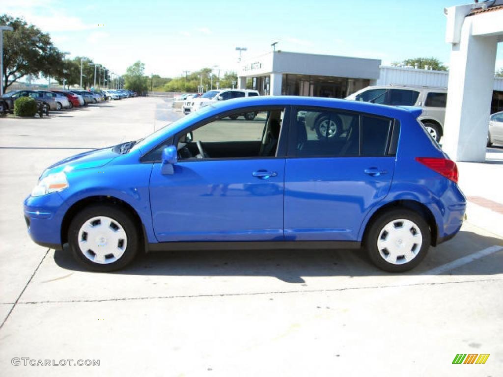 2009 Nissan versa blue temp light