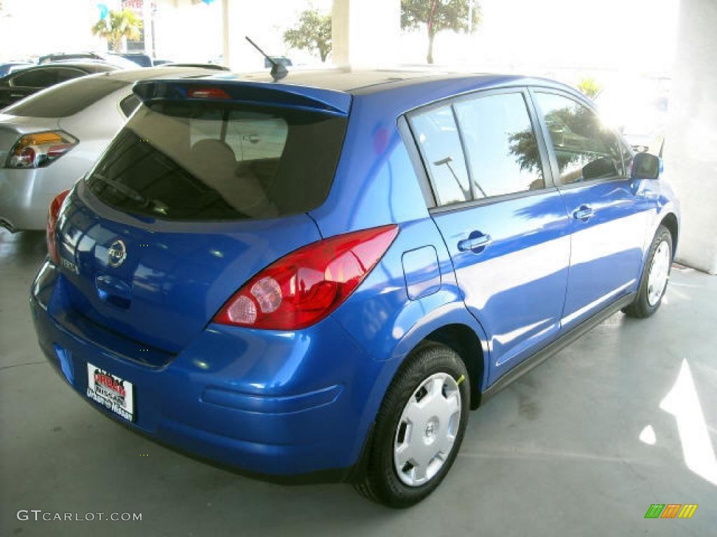 2009 Versa 1.8 S Hatchback - Blue Metallic / Charcoal photo #3