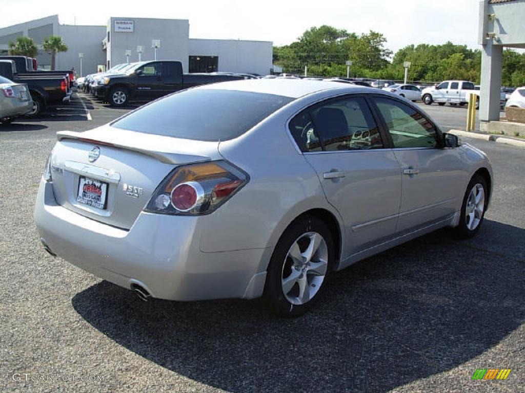 2008 Altima 3.5 SE - Radiant Silver Metallic / Charcoal photo #3