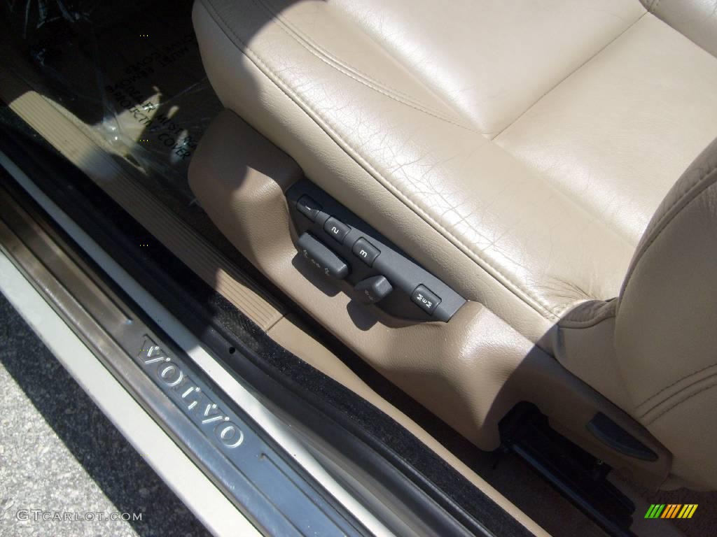 2004 C70 Low Pressure Turbo - Moondust Metallic / Linen White photo #18