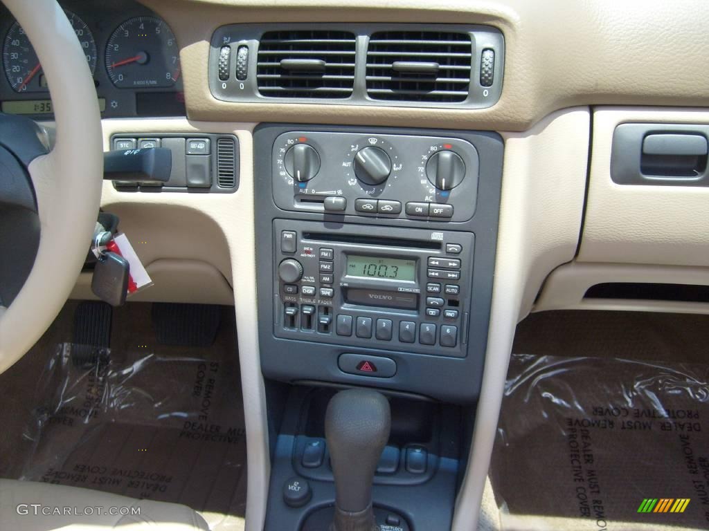 2004 C70 Low Pressure Turbo - Moondust Metallic / Linen White photo #24