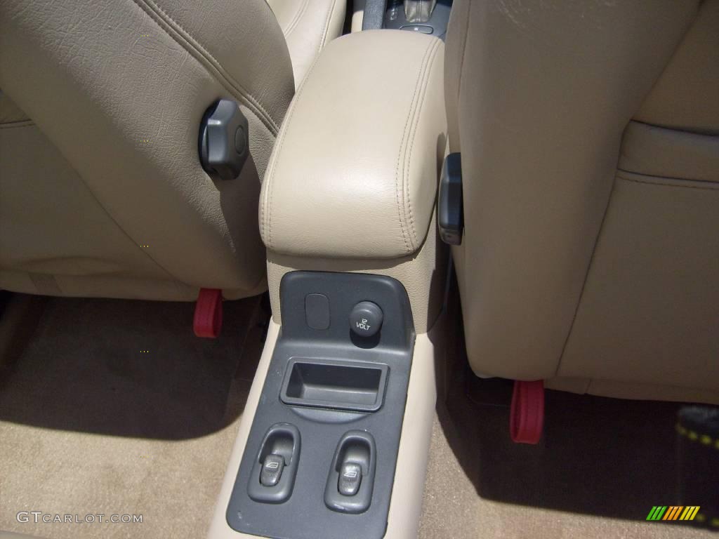 2004 C70 Low Pressure Turbo - Moondust Metallic / Linen White photo #25