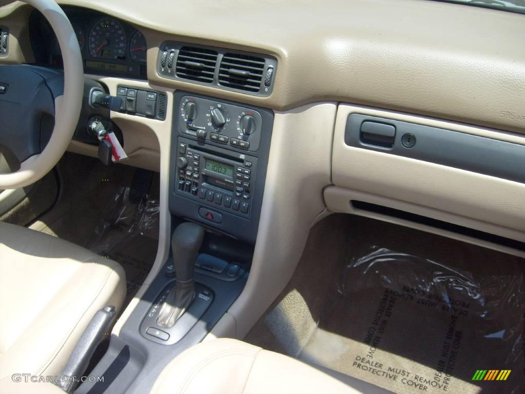 2004 C70 Low Pressure Turbo - Moondust Metallic / Linen White photo #26