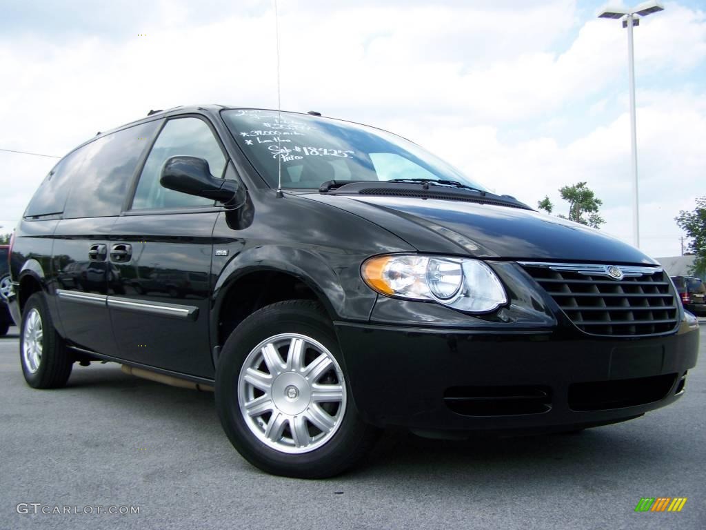 2007 Town & Country Touring - Brilliant Black Crystal Pearl / Medium Slate Gray photo #1