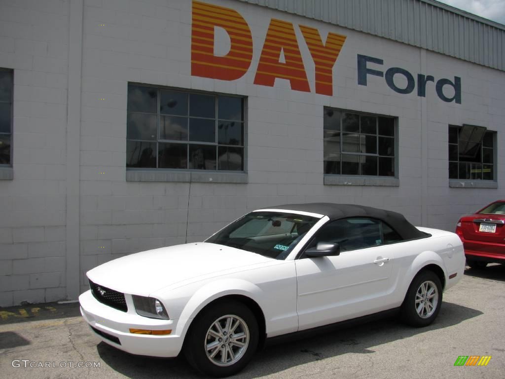 2007 Mustang V6 Deluxe Convertible - Performance White / Light Graphite photo #2