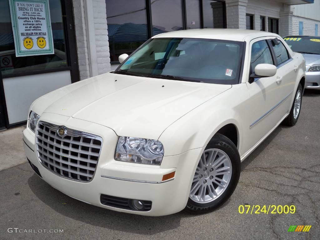 Cool Vanilla White Chrysler 300