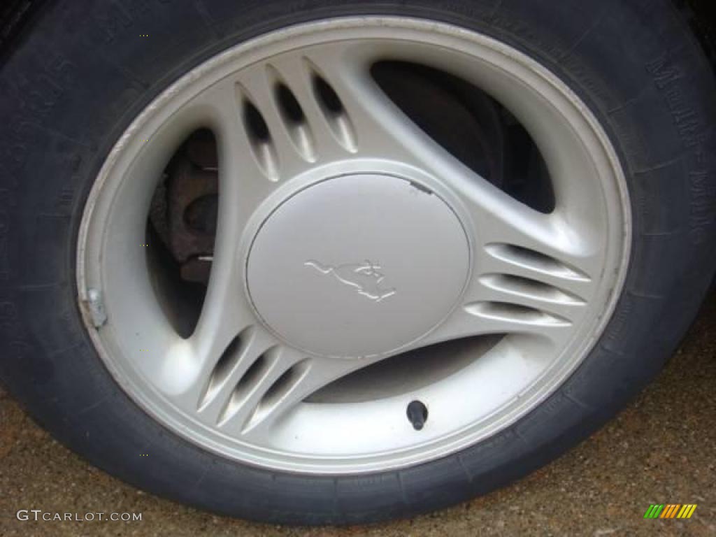 1995 Mustang V6 Coupe - Laser Red Metallic / Gray photo #17