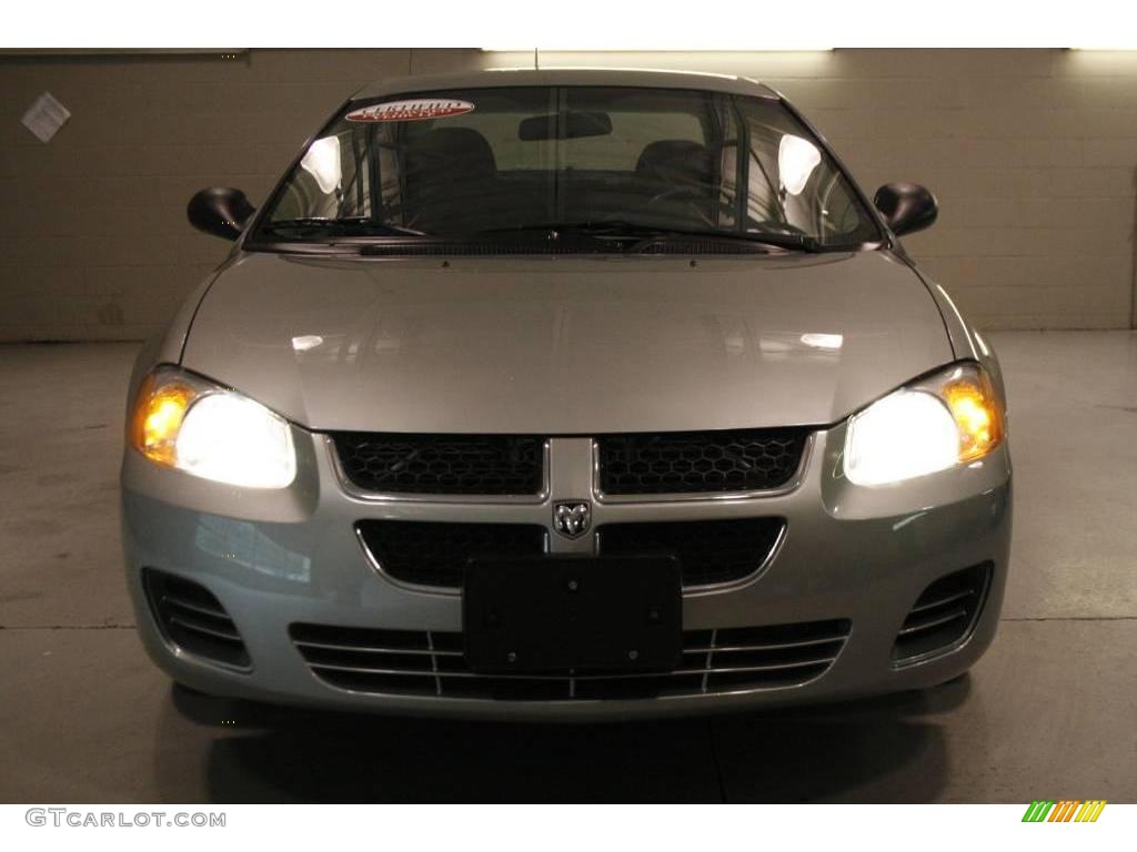 2004 Stratus SE Sedan - Bright Silver Metallic / Dark Slate Gray photo #2